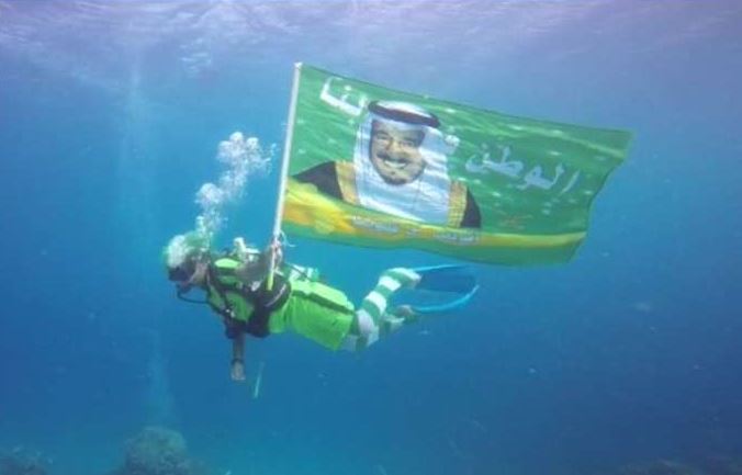 بالصور.. سعودي يحتفل في اليوم الوطني السعودي من أعماق البحار