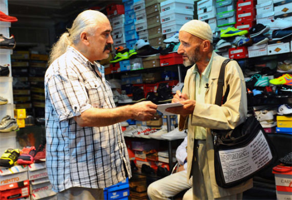عجوز سبعيني يعبر قارتين لتعليم الأتراك القرآن الكريم .. تعرف على قصته