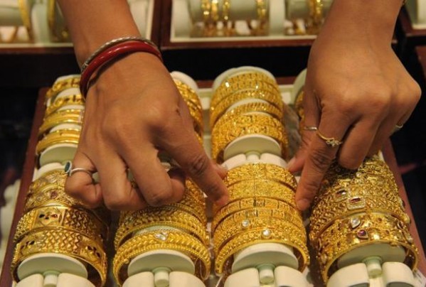سعوديون يدخلون "غينيس" بأثقل طقم ذهبي في العالم