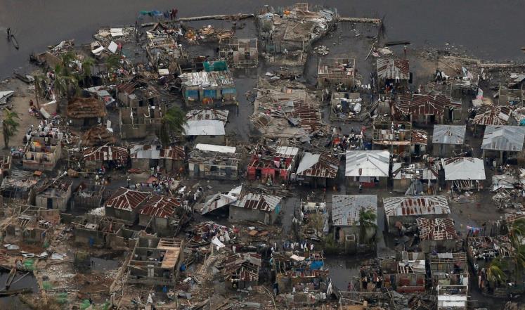 فيديو لـ شاب يتحدّى إعصار ماثيو يحصد 18 مليون مشاهدة