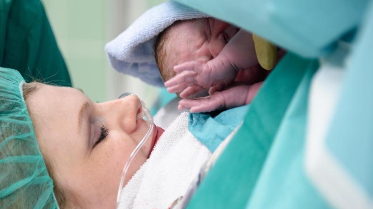 لماذا يجب متابعة قيم ضغط دم الأم بعد الولادة ؟.. مخاطر متعددة