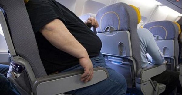 وزنك الزائد قد يمنعك من السفر بالطائرة!