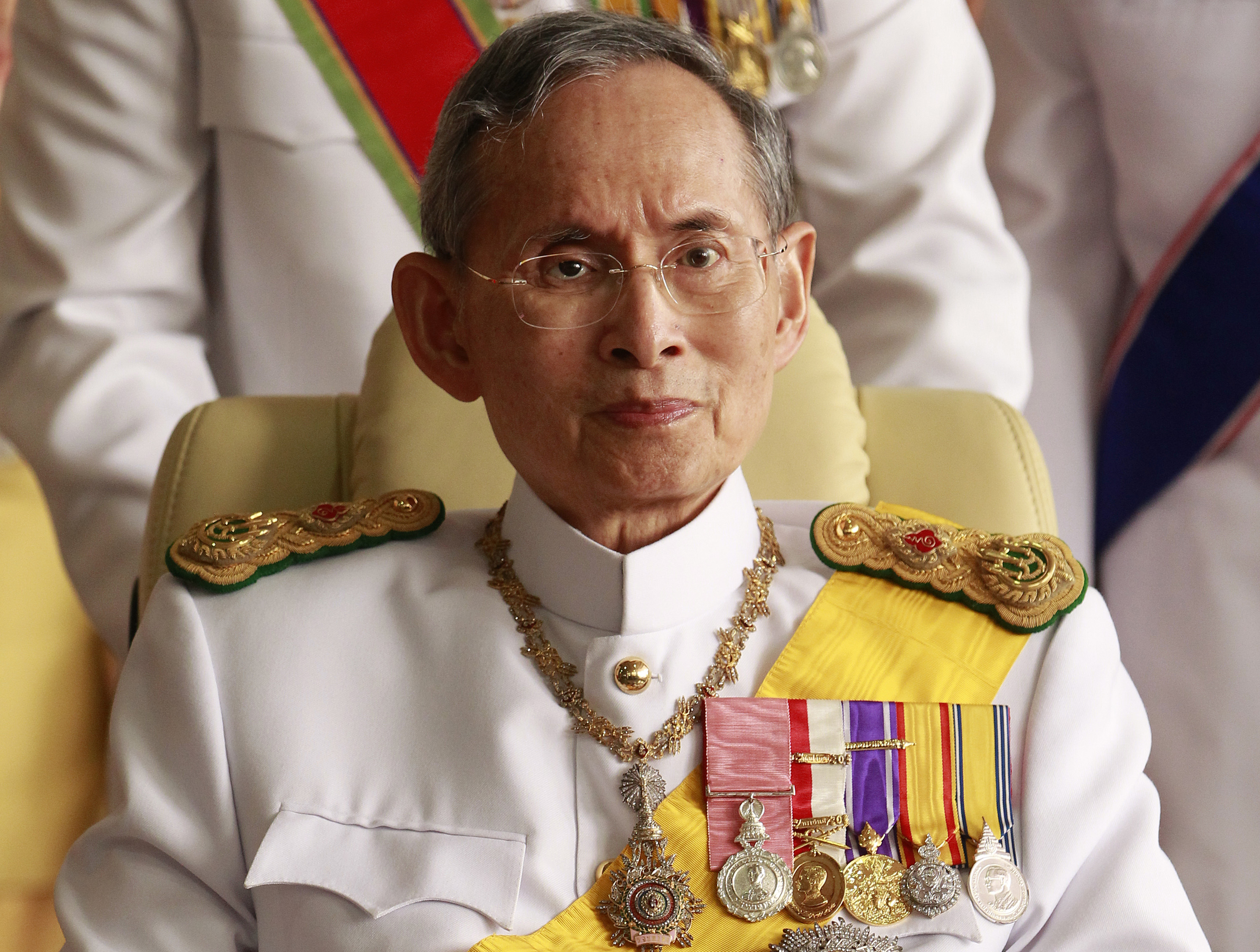 تايلانديون يخلدون ذكرى ملكهم الراحل بطريقة غريبة