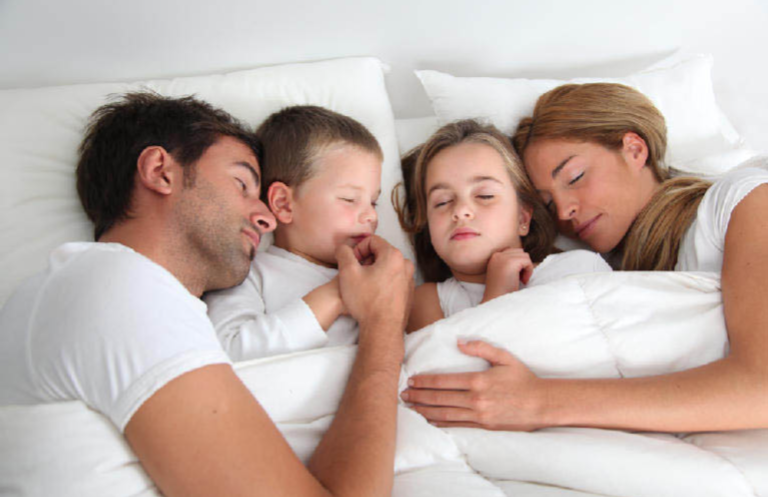 6 أضرار تنتج عن نوم الأطفال بجوار والديهم