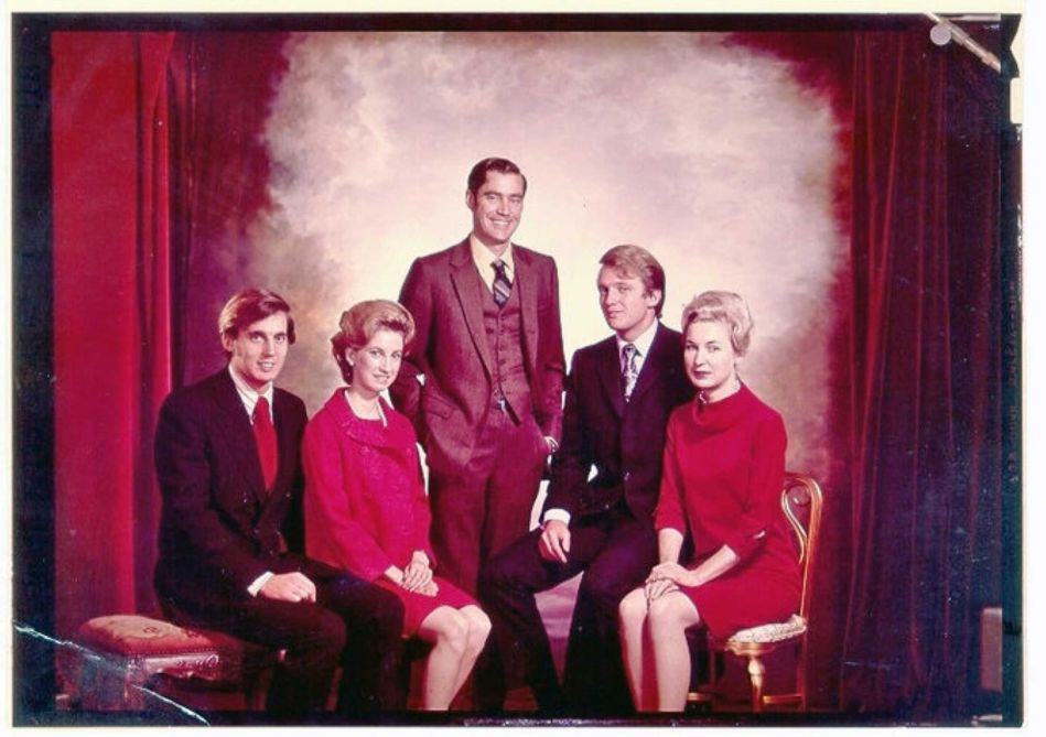 ترامب وعائلته.. تعرف على زوجاته وأبنائه واشقائه في الصور