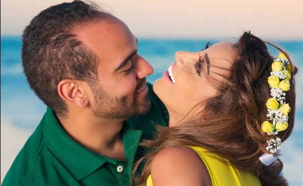 صور ملكة جمال مصرية وزوجها على الشاطئ تشعل فيس بوك
