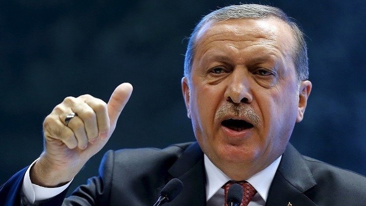 فيديو - مطربة تركية تمازح أردوغان أمام زوجته .. فماذا فعلت؟