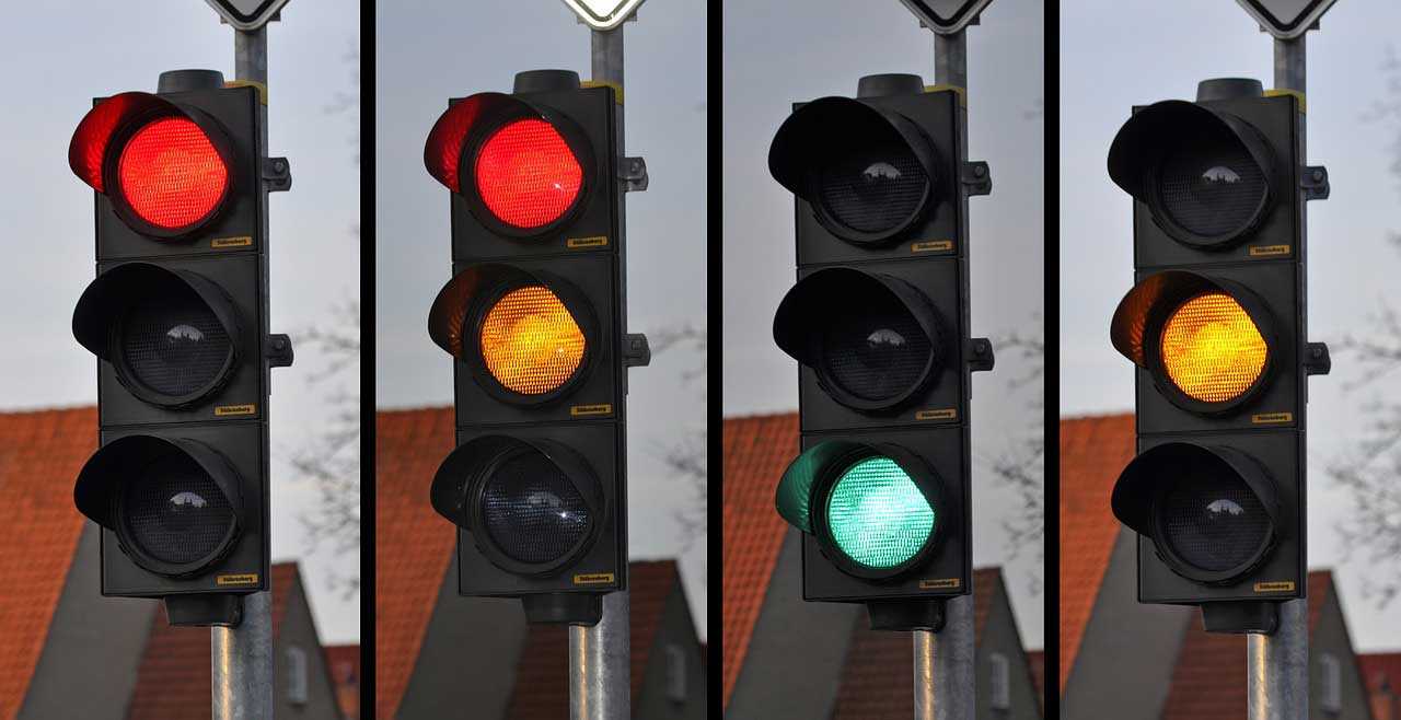 المرور يوضح حقيقة تعديل إشارات المرور وإلغاء "الأصفر"