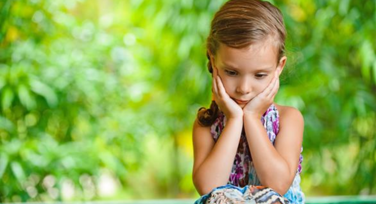 كيف تتعاملين لو أصيب طفلك بالحزن ؟.. البكاء مفيد
