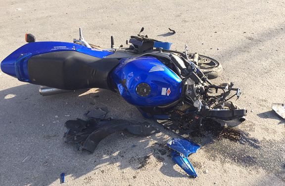 بالفيديو.. لن تصدق ما حدث لـ راكب دراجة نارية تعرض لحادث مروع