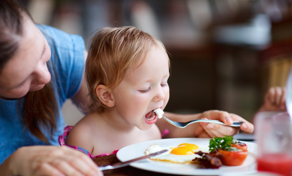 طرق سهلة لفتح شهية طفلك.. اجعلي الطعام لعب ومرح