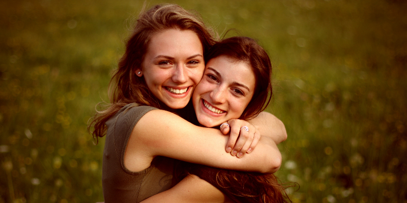 5 نصائح للحفاظ على علاقتك بصديقتك المغتربة