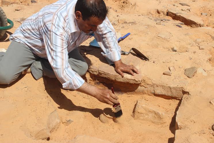 حفر أساسيات مركز صحي في تبوك يكشف موقع أثري