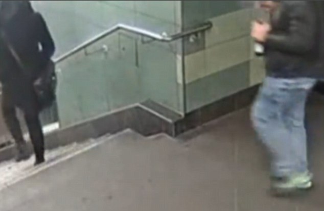 بالفيديو – في برلين .. شاب يعتدي على فتاة محجبة
