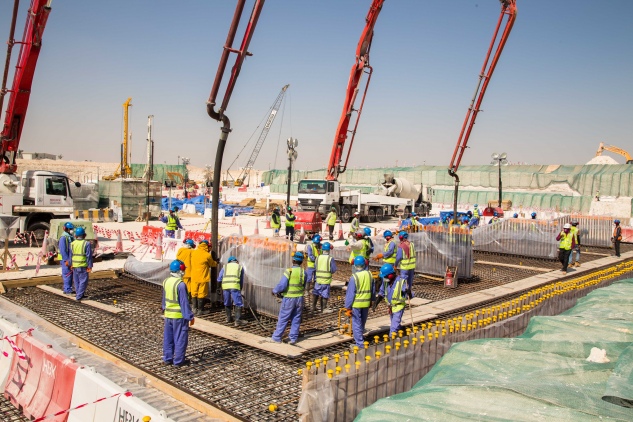 قطر.. معدات مكيفة لمساعدة العمال في بناء منشآت المونديال