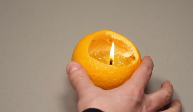 بالصور.. كيف تصنع شمعة عطرية باستخدام برتقالة ؟
