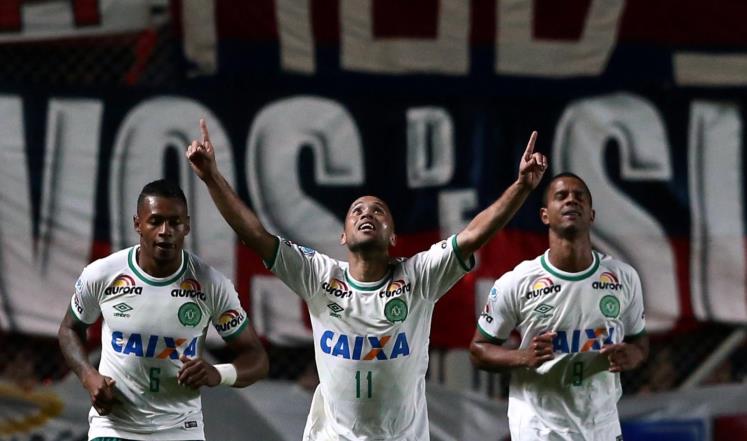 الأندية البرازيلية تعرض إعارة لاعبيها مجانا لنادي تشابيكوينسي المنكوب