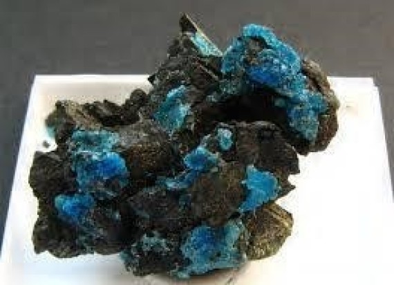 ماذا تعرف عن معدن الموت الأزرق؟