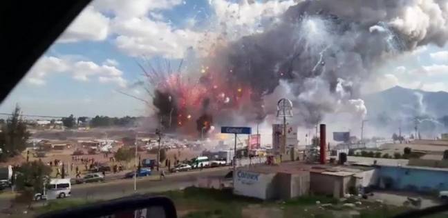 مقطع يحبس الأنفاس.. انفجار سوق للألعاب النارية يهز المكسيك
