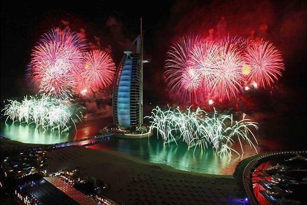 بالصور.. دبي تبهر العالم بأكبر عرض حي للألعاب النارية