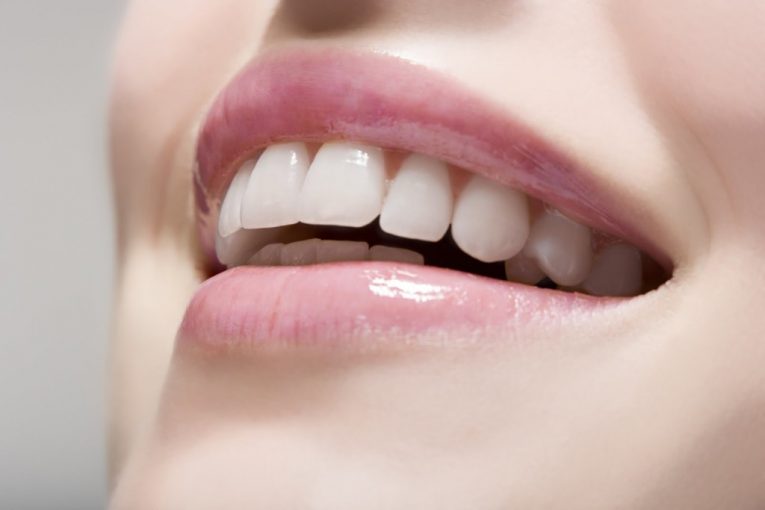 8 أسباب شائعة تسبب السقوط المبكر لأسنانك