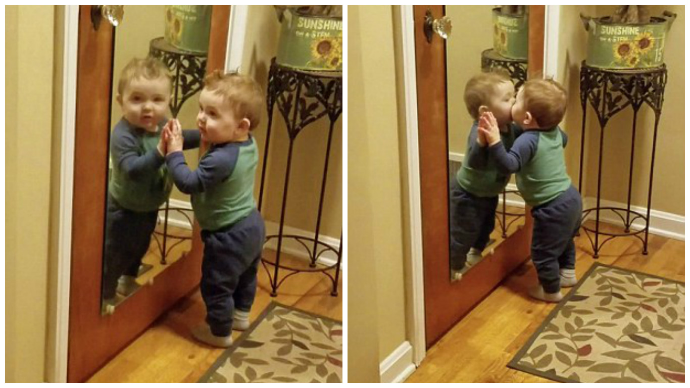 فيديو مضحك لطفل يفتن بانعكاسه في المرآة