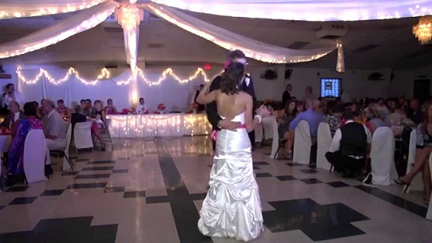 بالفيديو.. حفل زفاف يتحول إلى ساحة معركة 