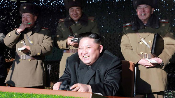 زعيم كوريا الشمالية يغرق من الضحك أثناء مناورات الجيش العسكرية