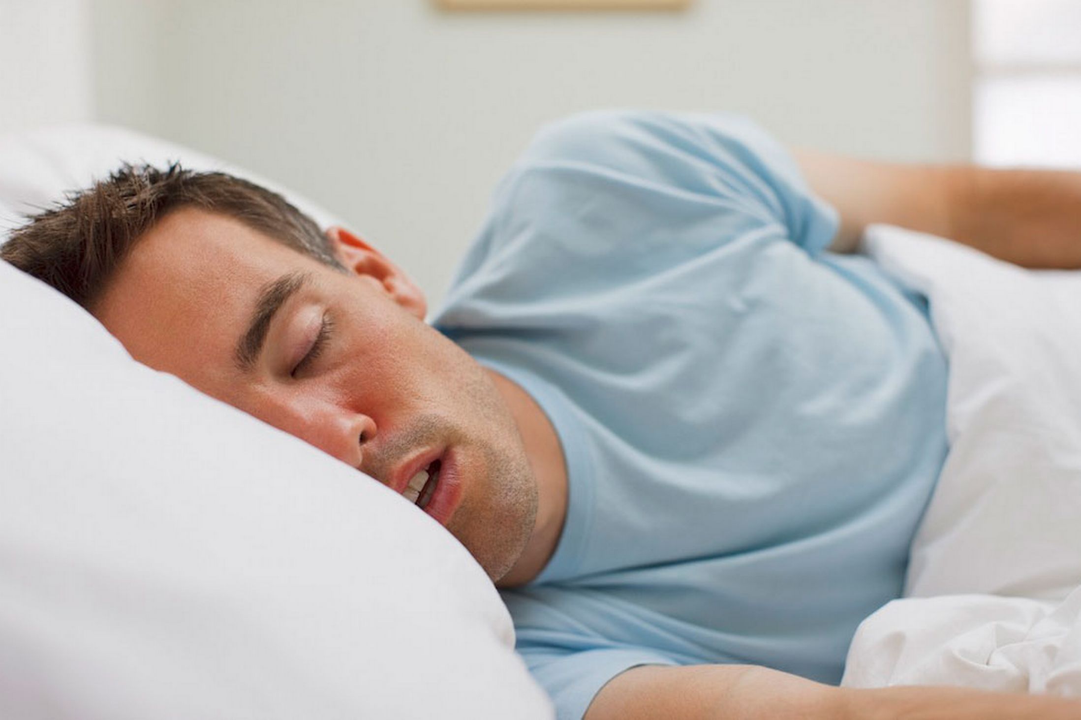 12 سببا للكلام أثناء النوم .. الوجبات الدسمة أحدها  