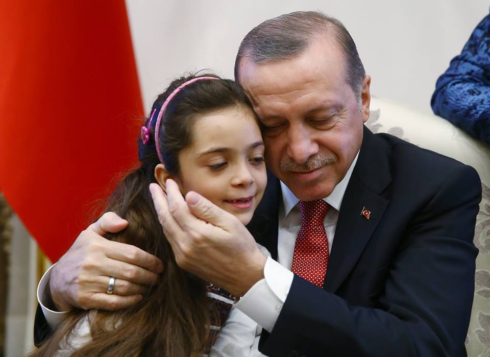 بالفيديو.. "أيقونة حلب" التي هزت ضمير العالم.. كيف استقبلها أردوغان؟