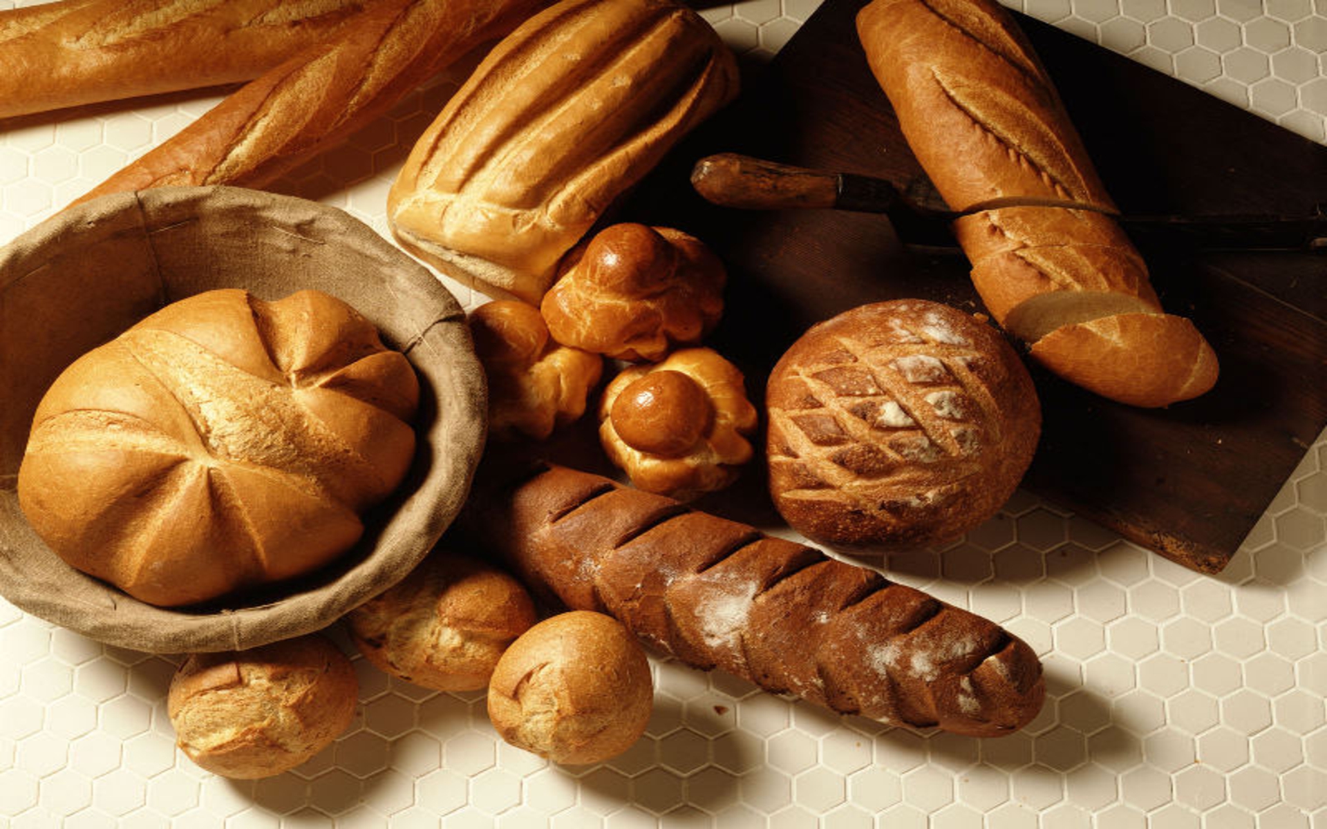 قصص مدهشة عن الخبز الفرنسي.. كيف أصبح رمزا للجنون؟