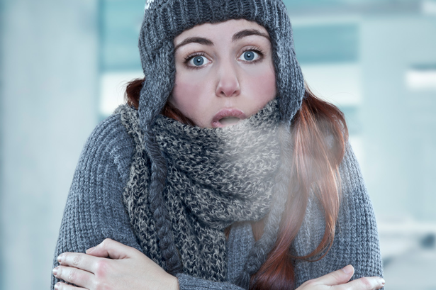 لهذه الأسباب تشعر المرأة بالبرد أكثر من الرجل في الشتاء