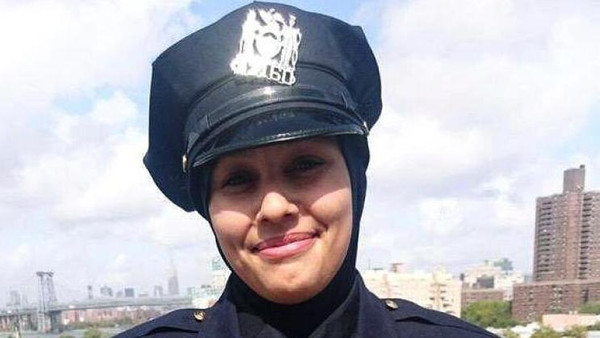 شرطية أمريكية مسلمة تصرخ في وجه العنصرية.. هذه قصتها البطولية