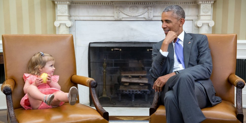 مصور البيت الأبيض يشارك الجمهور بأبرز صور أوباما العفوية في 2016