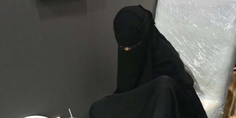 فتاة سعودية تتحدى إعاقتها.. ترسم بقدميها "حياة"