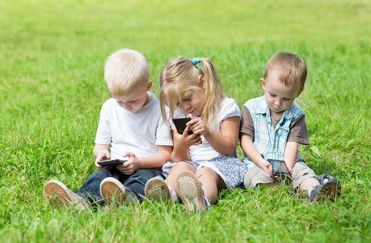 نصائح للآباء.. كيف تتجنبون النفقات الكبيرة للهواتف الذكية لأطفالكم؟