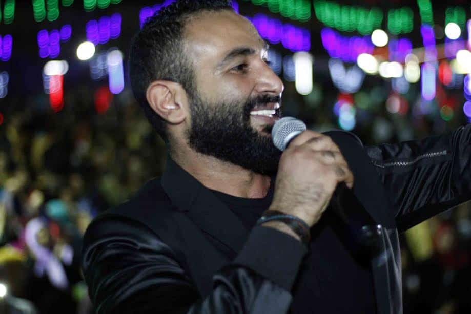 بالفيديو.. 3 شباب يشاركون أحمد سعد غناء "بحبك يا صاحبي" بلغة الإشارة