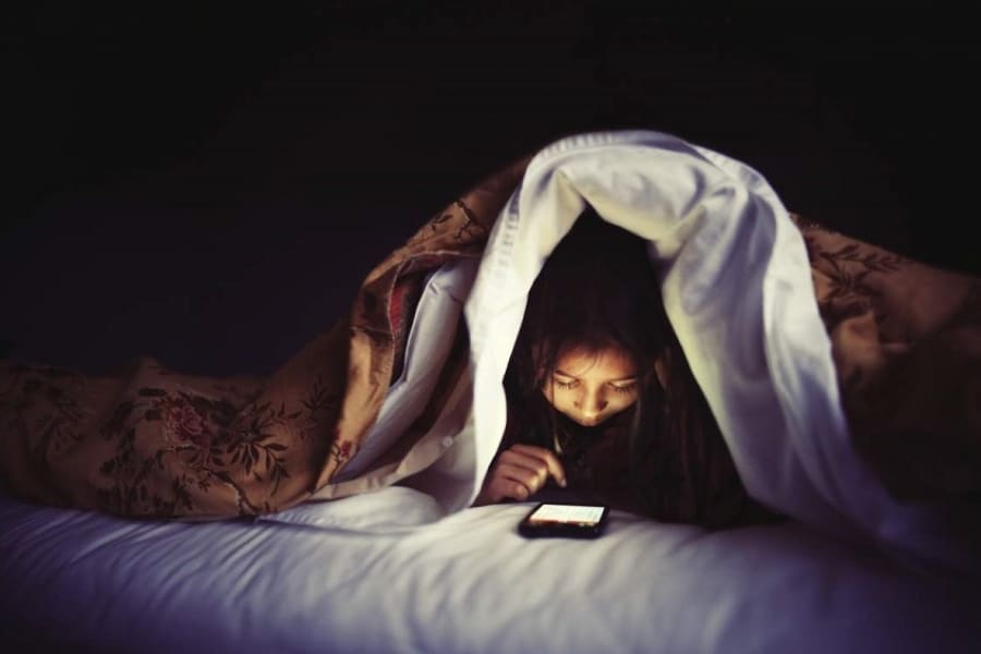 احذر.. استخدام هاتفك قبل النوم يهدد صحتك!