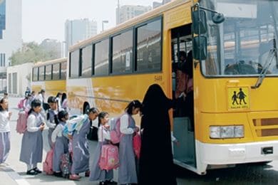طالبتان تسيطران على حافلة أصيب سائقها بالاغماء .. وتنقذان 55 فتاة