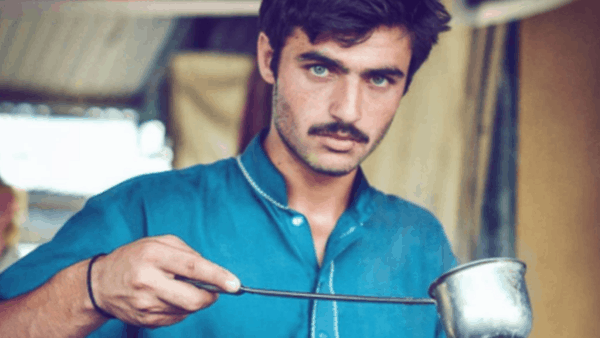هكذا أصبح بائع الشاي الباكستاني الذي أشعل "السوشيال ميديا" بوسامته
