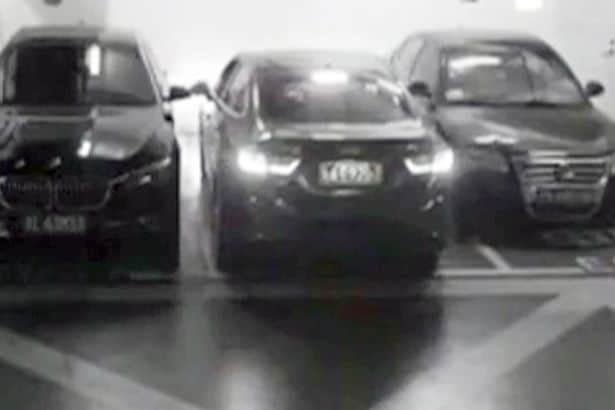 بالفيديو .. سائق يركن سيارته في مساحة ضيقة .. كيف خرج منها؟