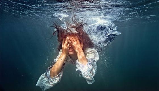 بالفيديو.. ماذا يحصل عندما تذرف الدموع تحت الماء؟