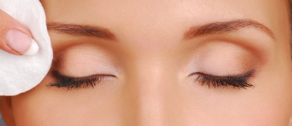 هذه الأخطاء في إزالة مكياج العيون تؤذي بشرتك