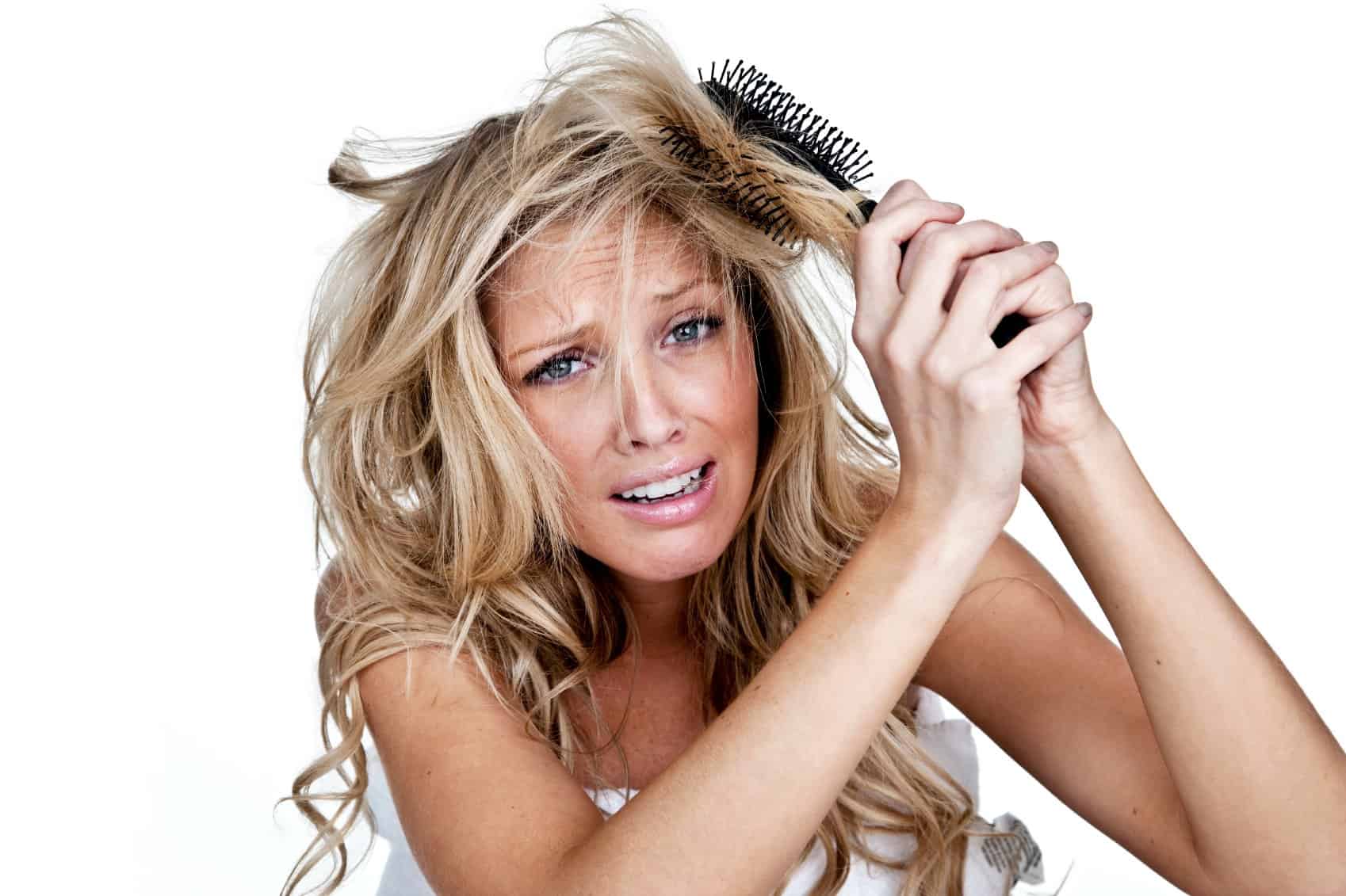 7 أخطاء شائعة ترتكبينها في تمشيط شعرك.. توقفي عنها فورا