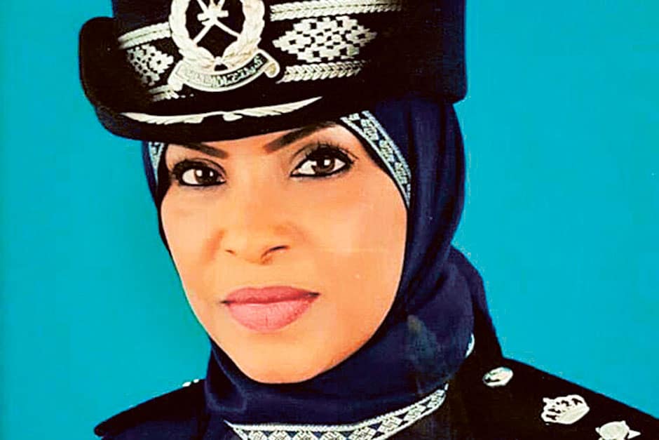 أول امرأة عمانية تقود مركز شرطة.. تعرف على قصتها
