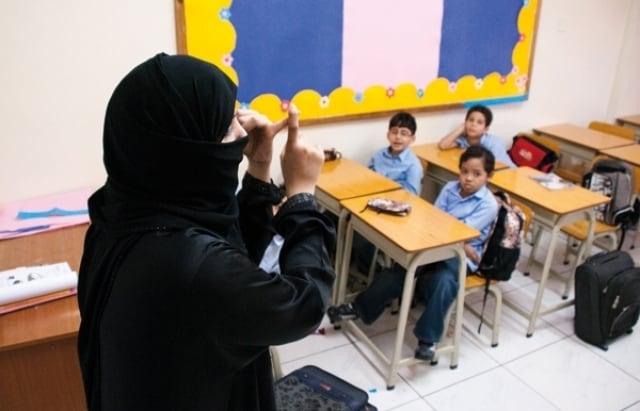 الرياض : زوجة صاحب مدرسة تصور المعلمات وتهدد بالتشهير بهن