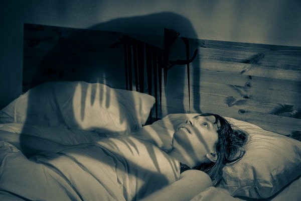 بالفيديو.. شاب مصاب بشلل النوم يحول كوابيسه إلى لوحات مخيفة