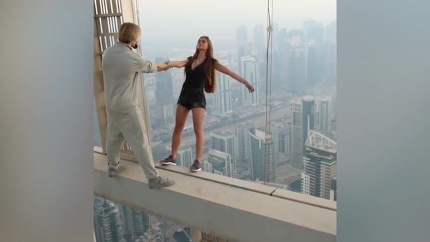 بالفيديو - عارضة أزياء روسية تتحدى الموت في دبي .. ماذا فعلت؟