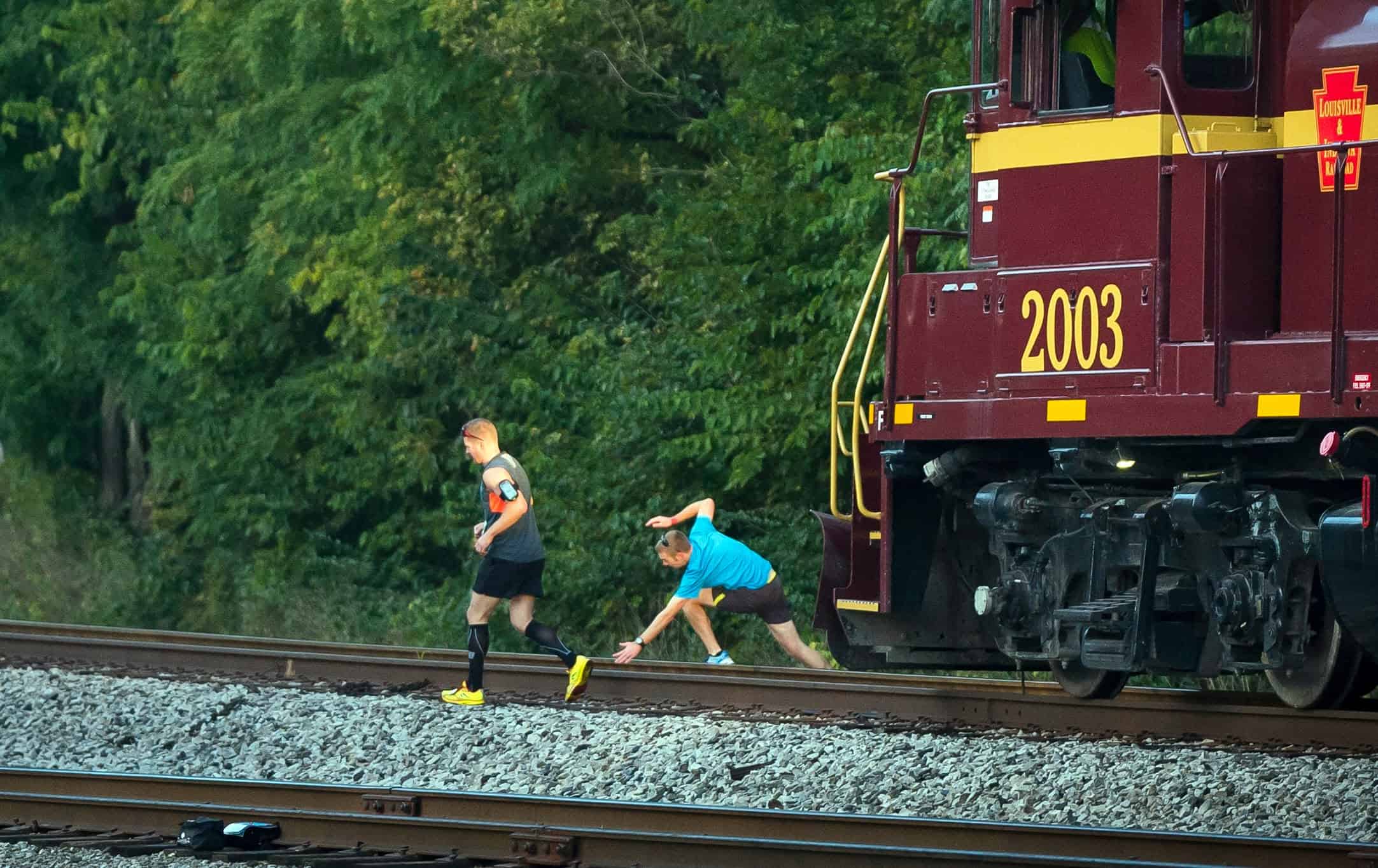 بالفيديو- رجل يخاطر بحياته أمام قطار لإنقاذ طفل