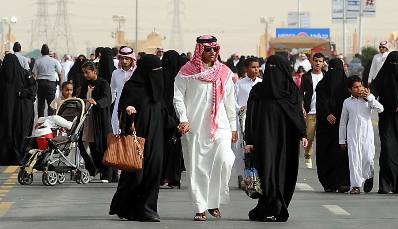 كاتب سعودي يؤكد: تعدد الزوجات "ضرورة وطنية".. بشرط!